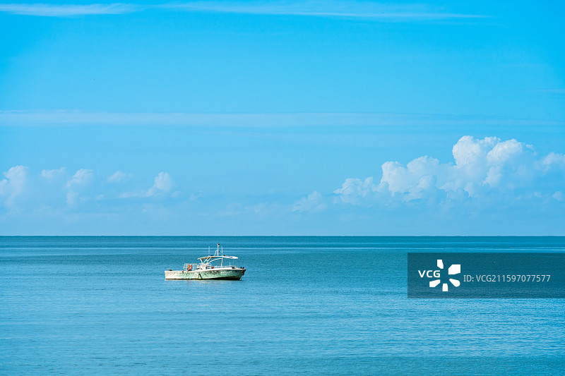 中国海南三亚大东海海洋上的渔船图片素材