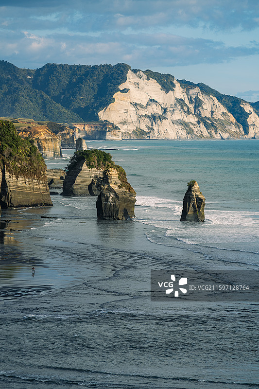 黑沙滩上的三姐妹岩图片素材