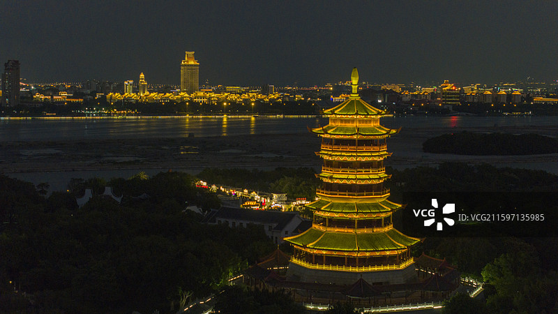 福建厦门集美大学与杏林塔同框夜景图片素材