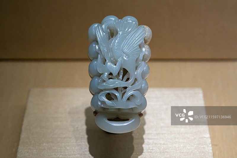 中国国家博物馆藏辽金青玉镂雕鹤衔葡萄饰件图片素材