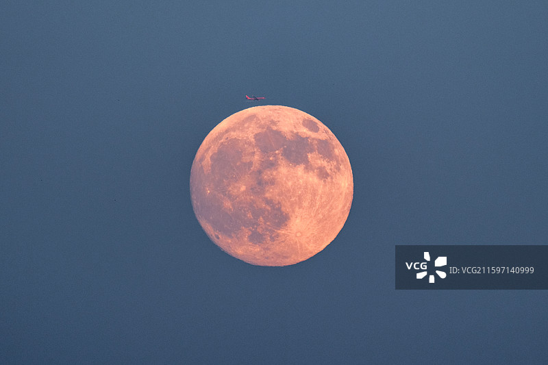 重庆云外楼中秋圆月与飞机穿月图片素材