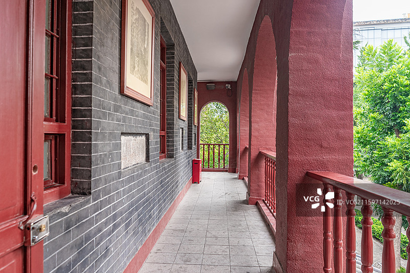 中国旅游景区拍摄主题，山东省济宁市任城区诗人李白在太白楼延伸的走廊镶嵌的石碑，户外白昼无人图像摄影图片素材