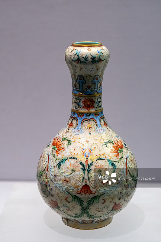 清代乾隆洋彩西蕃莲纹蒜头瓶 中国国家博物馆藏 古代陶瓷文物图片素材