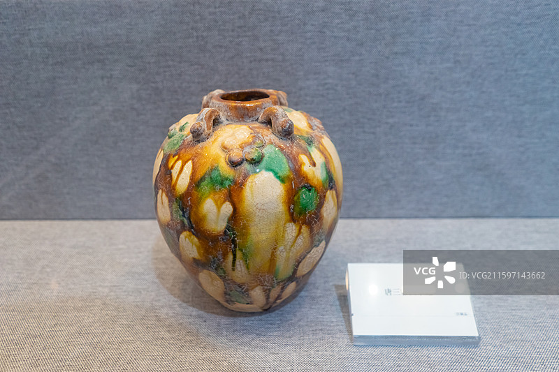 中国旅游景区拍摄主题，山东济宁任城区诗人李白在太白楼博物馆里唐三彩执壶花瓶，室内无人图像摄影图片素材