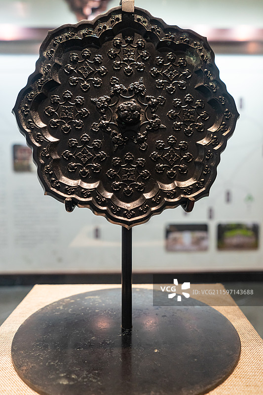 中国旅游景区拍摄主题，山东济宁任城区诗人李白在太白楼博物馆里双凤纹铜镜，室内无人图像摄影图片素材