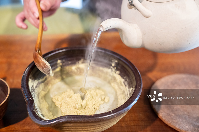 台湾版擂茶，茶叶、黑白芝麻粒、瓜子、花生和擂茶粉，一系列磨完搅拌均匀以后，冲上开水图片素材