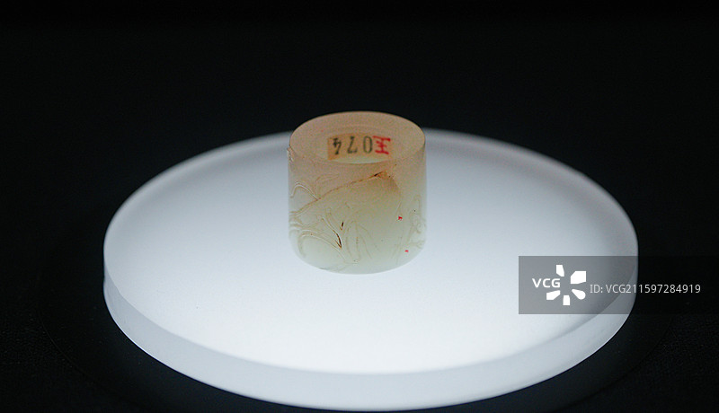 广西壮族自治区博物馆清朝时期白玉蝙蝠灵芝纹扳指图片素材