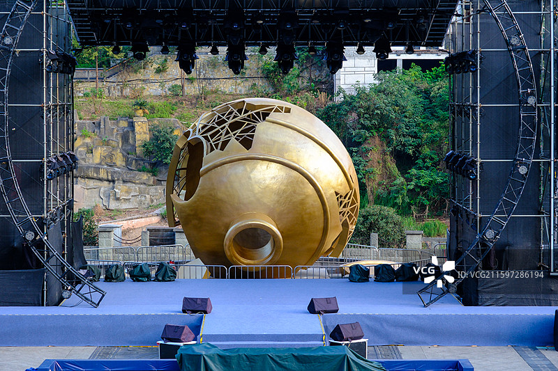 中国贵州遵义仁怀市茅台镇茅台1915广场风光，巴拿马茅台酒坛雕塑，国庆节， 茅台文化雕塑图片素材