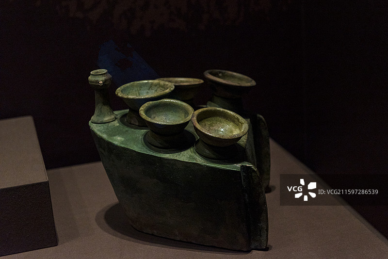 釉陶灶 汉代 呼和浩特市和林格尔县董家营子墓地出土 内蒙古博物院图片素材