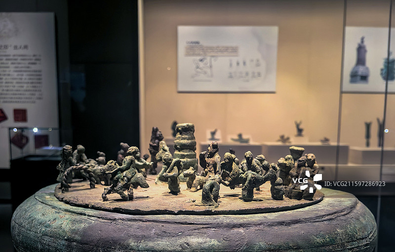 叠鼓形战争场面铜贮贝器图片素材