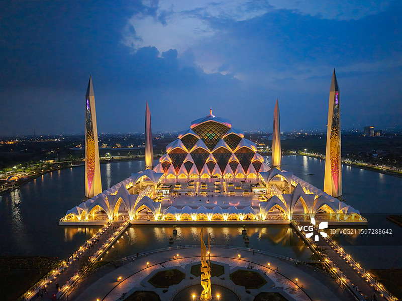 万隆赛博清真寺城市风光夜景高视角图片素材