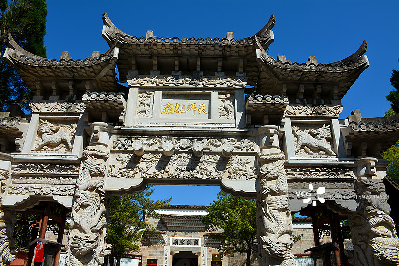 这是张道陵，他是道教正一派的创始人，被尊称为“张天师”，龙虎山天师府图片素材