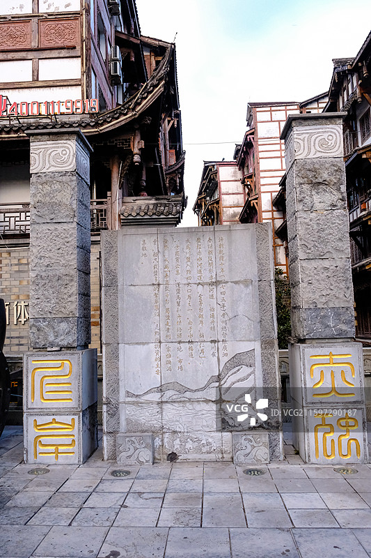 中国贵州遵义仁怀市茅台镇茅台1915广场风光，巴拿马茅台酒坛雕塑，国庆节， 茅台文化雕塑图片素材