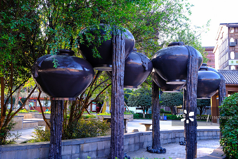 中国贵州遵义仁怀市茅台镇茅台1915广场风光，巴拿马茅台酒坛雕塑，国庆节， 茅台文化雕塑图片素材