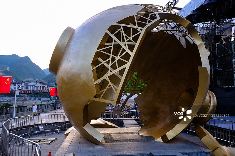 中国贵州遵义仁怀市茅台镇茅台1915广场风光，巴拿马茅台酒坛雕塑，国庆节， 茅台文化雕塑图片素材