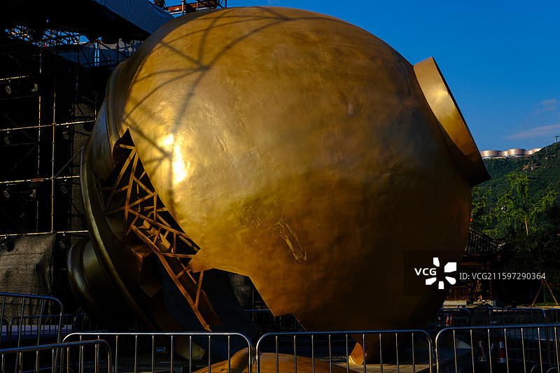 中国贵州遵义仁怀市茅台镇茅台1915广场风光，巴拿马茅台酒坛雕塑，国庆节， 茅台文化雕塑图片素材