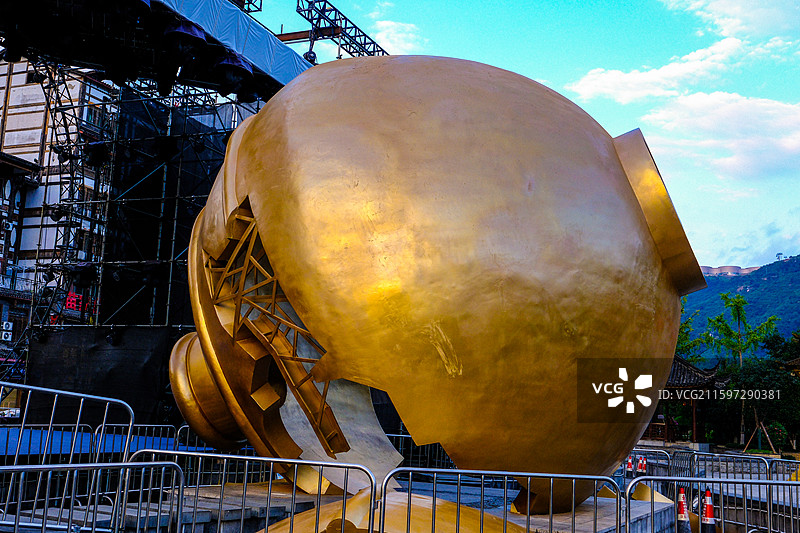 中国贵州遵义仁怀市茅台镇茅台1915广场风光，巴拿马茅台酒坛雕塑，国庆节， 茅台文化雕塑图片素材