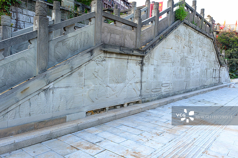 中国贵州遵义仁怀市茅台镇茅台1915广场风光，巴拿马茅台酒坛雕塑，国庆节， 茅台文化雕塑图片素材