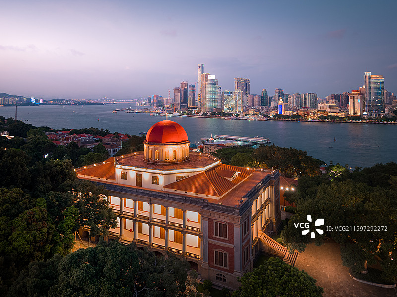 夕暮下的厦门与鼓浪屿八卦楼夜景图片素材