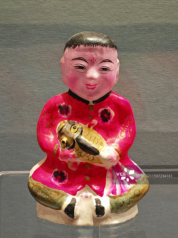 高密聂家庄泥塑 拴孩娃·娃娃抱鱼主题泥塑 潍坊市博物馆图片素材