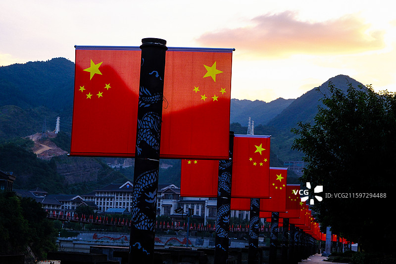 中国贵州遵义仁怀市茅台镇茅台1915广场风光，巴拿马茅台酒坛雕塑，国庆节， 茅台文化雕塑图片素材