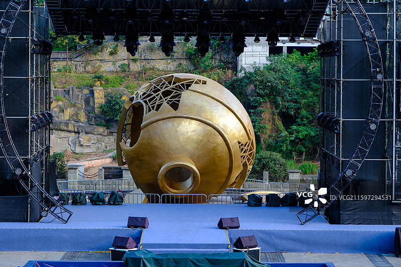 中国贵州遵义仁怀市茅台镇茅台1915广场风光，巴拿马茅台酒坛雕塑，国庆节， 茅台文化雕塑图片素材