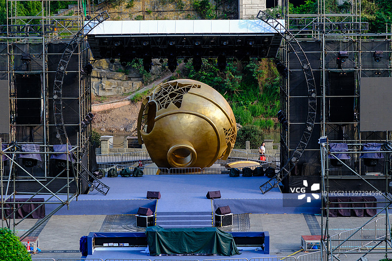 中国贵州遵义仁怀市茅台镇茅台1915广场风光，巴拿马茅台酒坛雕塑，国庆节， 茅台文化雕塑图片素材