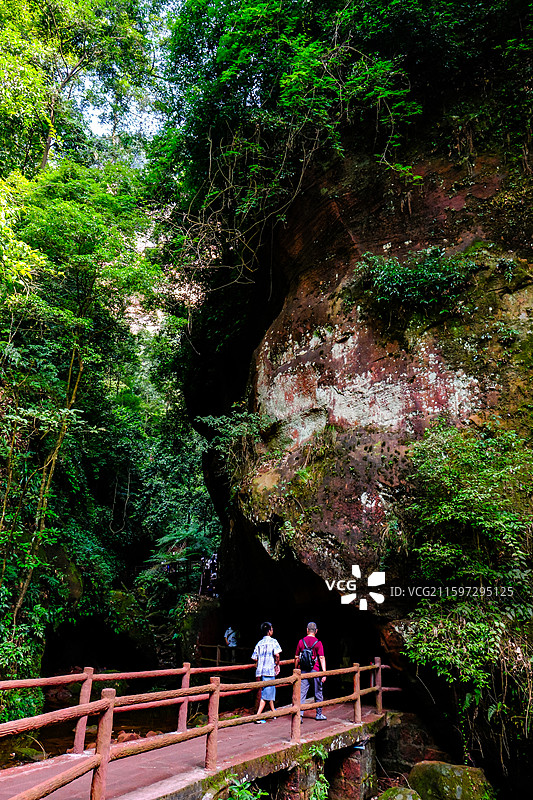 中国贵州赤水丹霞旅游区，赤水丹霞世界遗产核心区佛光岩景区风光，赤水丹霞地貌，赤水丹霞石，红色丹崖图片素材