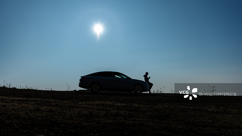 九宫山山顶一人一车自驾游，蓝天太阳图片素材