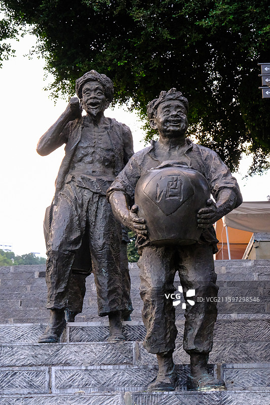 中国贵州遵义仁怀市茅台镇茅台1915广场风光，巴拿马茅台酒坛雕塑，国庆节， 茅台文化雕塑图片素材