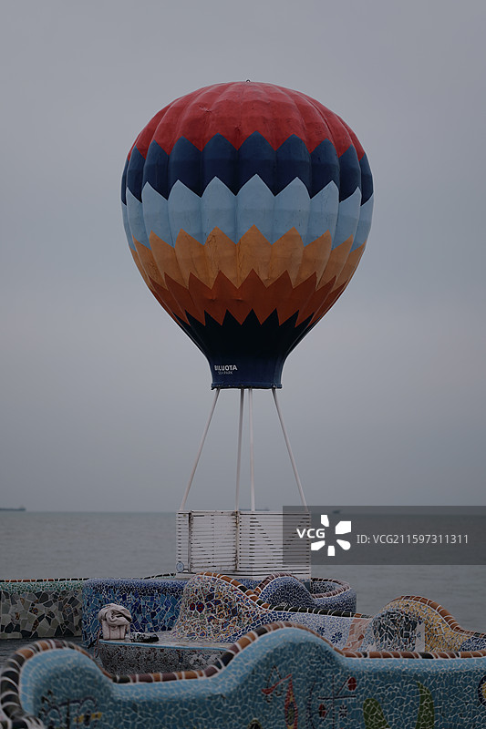 碧螺塔海边热气球图片素材