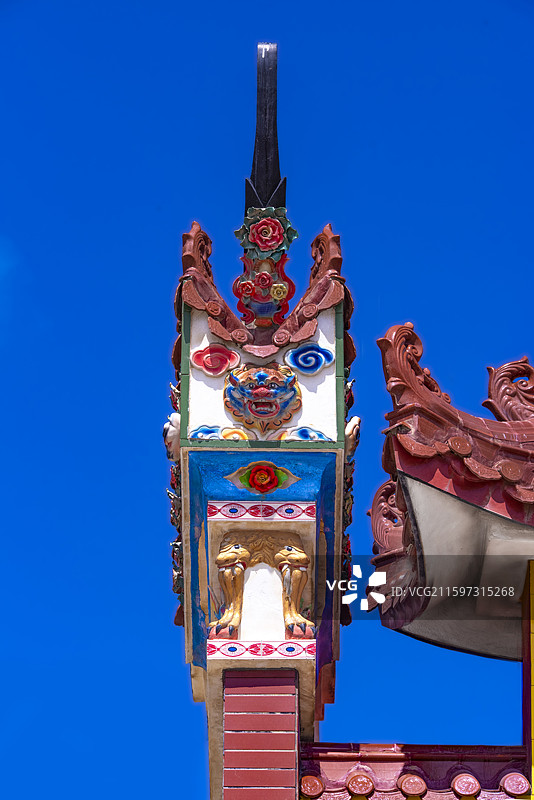 蓝天下福州长乐区北猫山文武太平王庙右侧马鞍墙飞檐精美雕塑彩绘正面视图图片素材