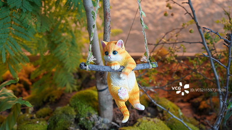 秋千上的小猫咪玩偶 装饰装修图片素材