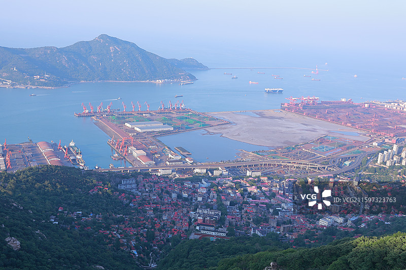 江苏连云港海上云台山景区遥望连云港港口图片素材