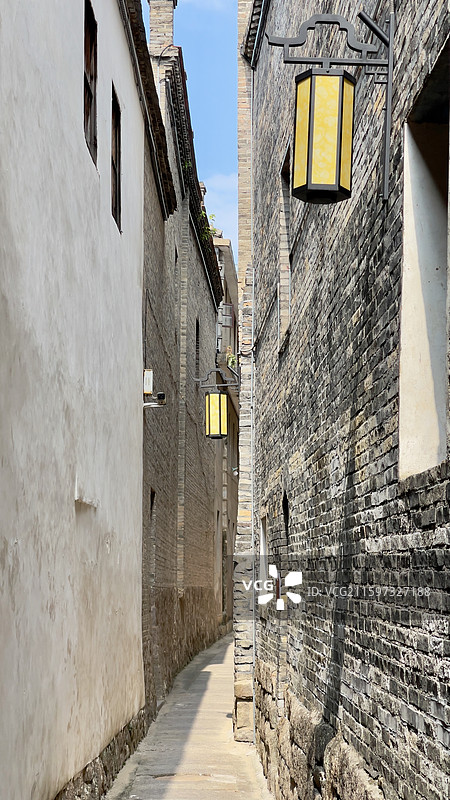 狭窄的古镇小巷图片素材