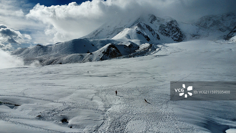 茫茫雪原上的一个人（阿玛尼卿雪山，唯格勒当雄冰川）图片素材