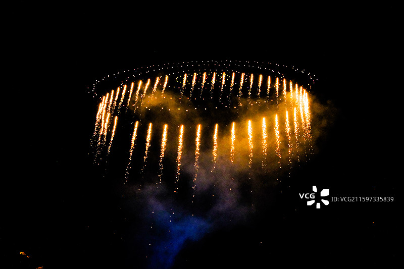 2025年10月5日夜晚，贵州遵义播州区乌江寨国际旅游度假区正在进行无人机灯光秀和无人机烟花秀表演图片素材