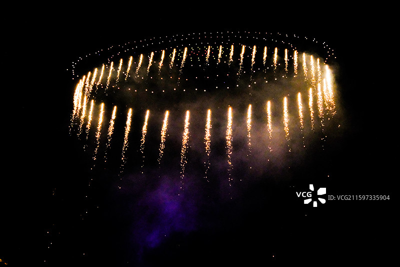 2025年10月5日夜晚，贵州遵义播州区乌江寨国际旅游度假区正在进行无人机灯光秀和无人机烟花秀表演图片素材