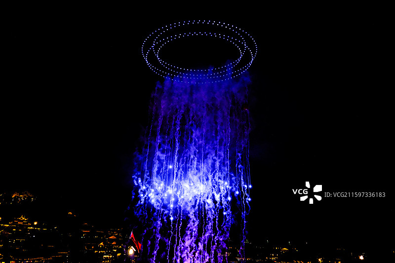 2025年10月5日夜晚，贵州遵义播州区乌江寨国际旅游度假区正在进行无人机灯光秀和无人机烟花秀表演图片素材