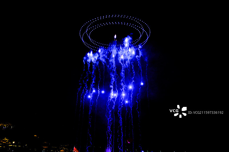 2025年10月5日夜晚，贵州遵义播州区乌江寨国际旅游度假区正在进行无人机灯光秀和无人机烟花秀表演图片素材