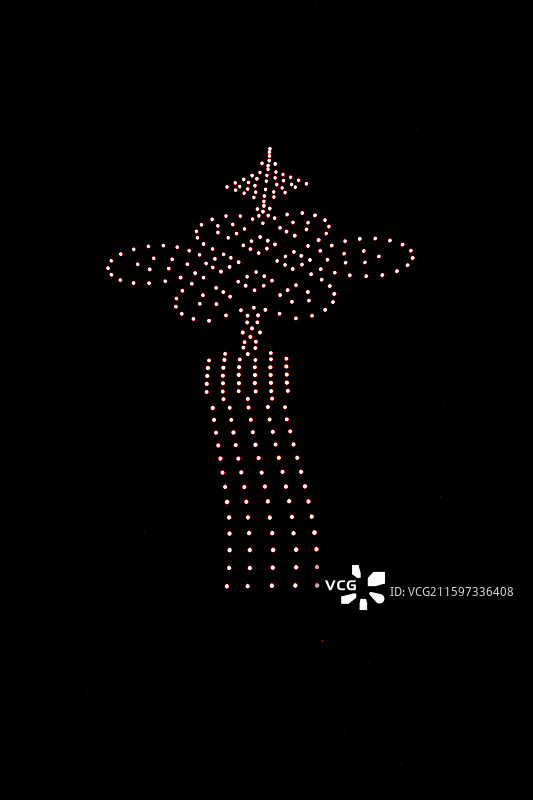 2025年10月5日夜晚，贵州遵义播州区乌江寨国际旅游度假区正在进行无人机灯光秀和无人机烟花秀表演图片素材