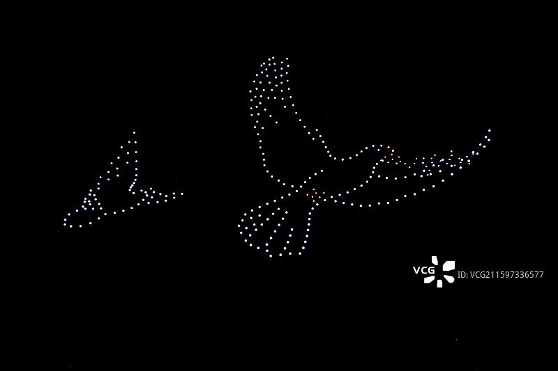 2025年10月5日夜晚，贵州遵义播州区乌江寨国际旅游度假区正在进行无人机灯光秀和无人机烟花秀表演图片素材