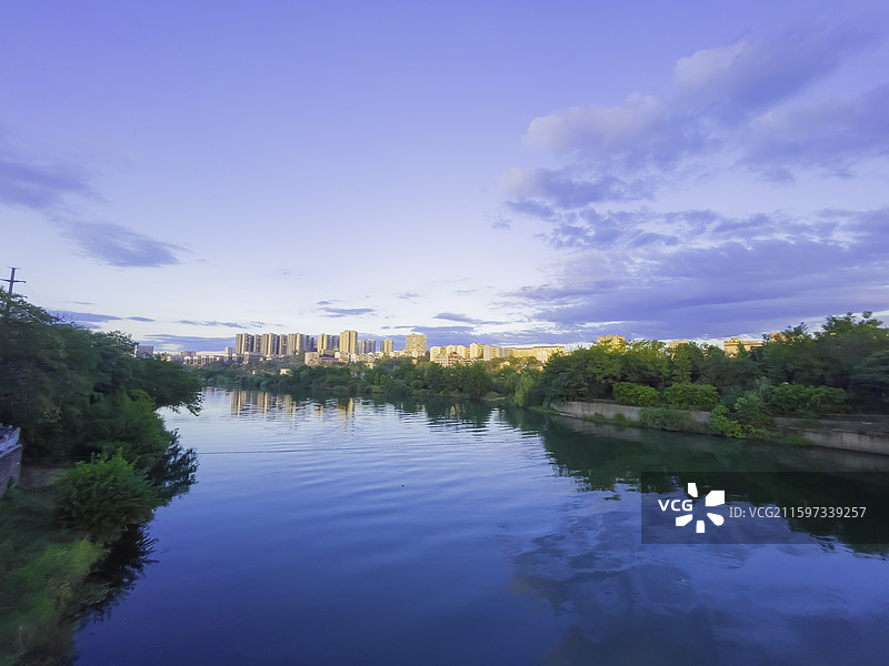 湖南省永州市：零陵区潇水河畔金色的晚霞和河水图片素材