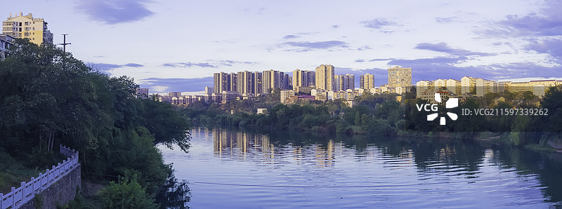 湖南省永州市：零陵区潇水河畔金色的晚霞和河水图片素材