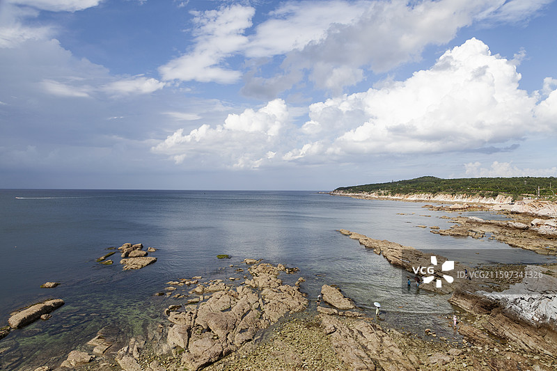 山东省烟台市牟平区养马岛果冻海景区 海浪冲击岸边礁石的照片图片素材