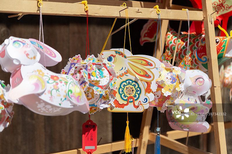成都青白江区城厢古城街头的非遗花灯图片素材