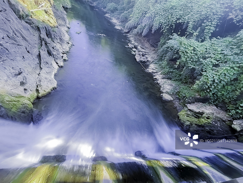 湖南省永州：零陵愚溪洁白的瀑布和碧绿的潭水图片素材