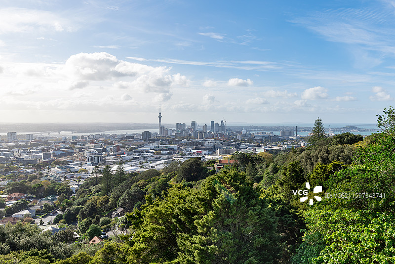 蓝天白云之下从伊甸山（mount eden）远看奥克兰市区图片素材
