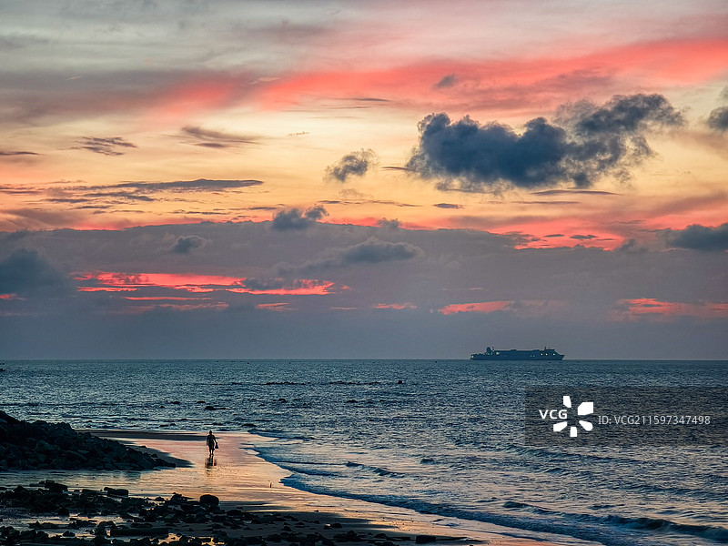 赤霞踏浪人图片素材