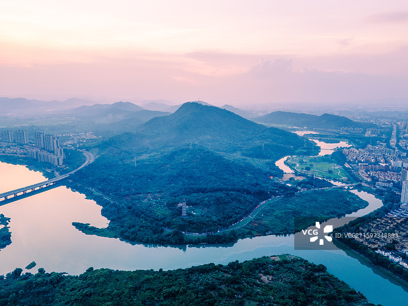 航拍广州文峰塔段的流溪河和风云岭的日落美景图片素材